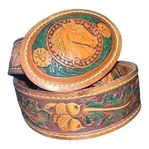Vintage 70’s Chambers Tooled Horse Belt. Size 32